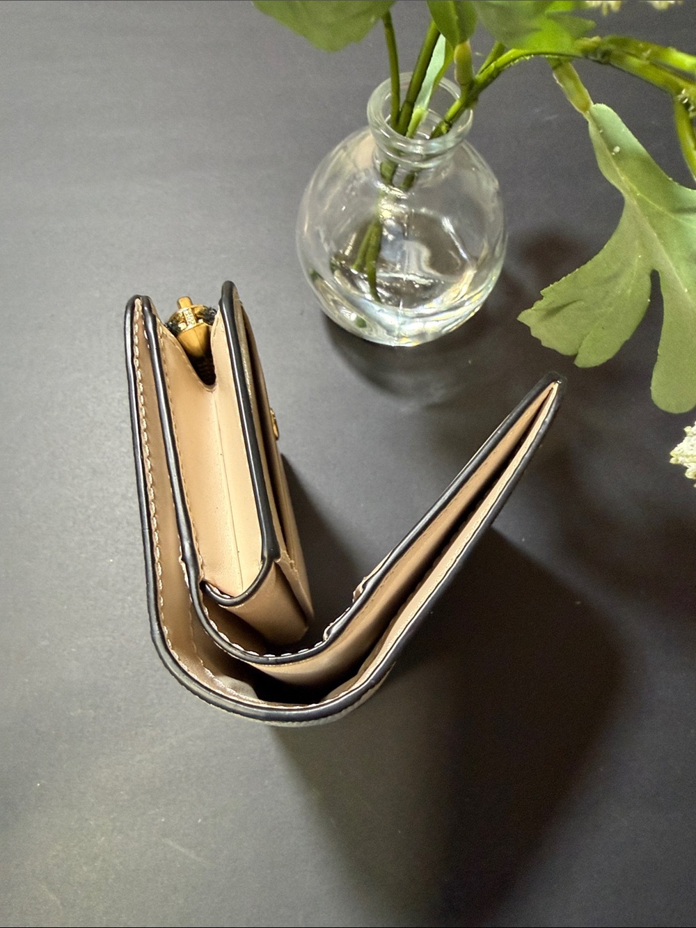 Marc Jacobs Cream Pebbled Leather Zip Wallet with Gold Logo - Picture 5 of 6